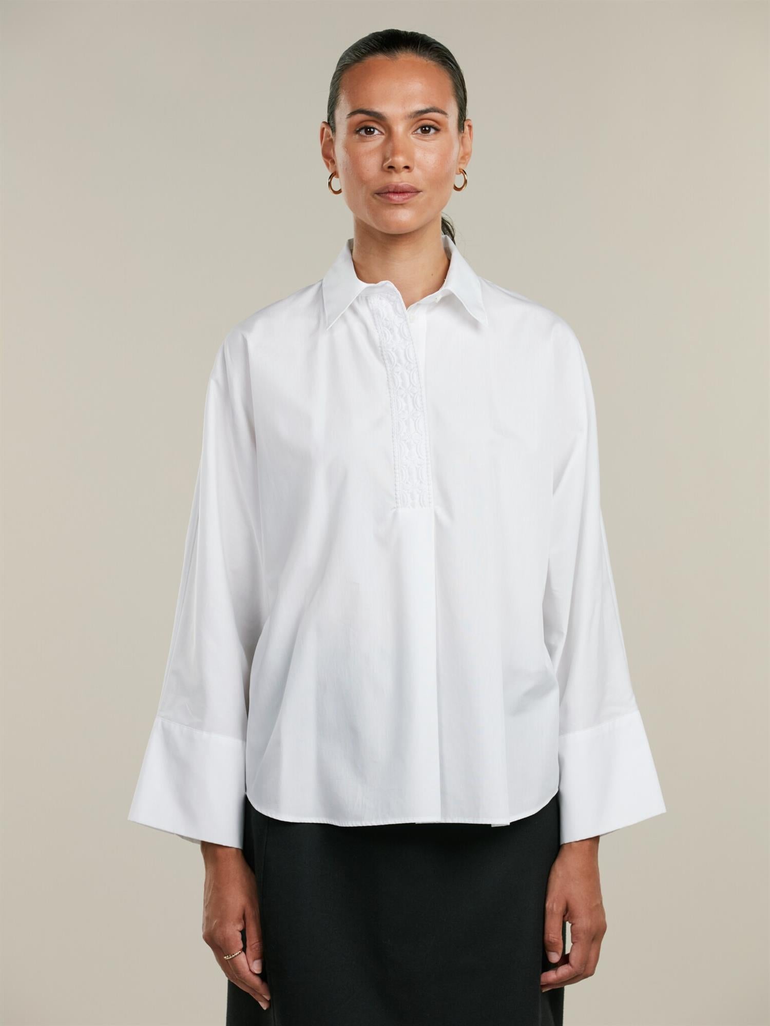 Karoline Hvit skjorte