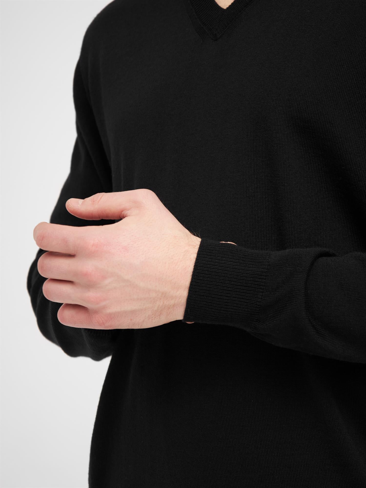 Milan Pullover V Neck