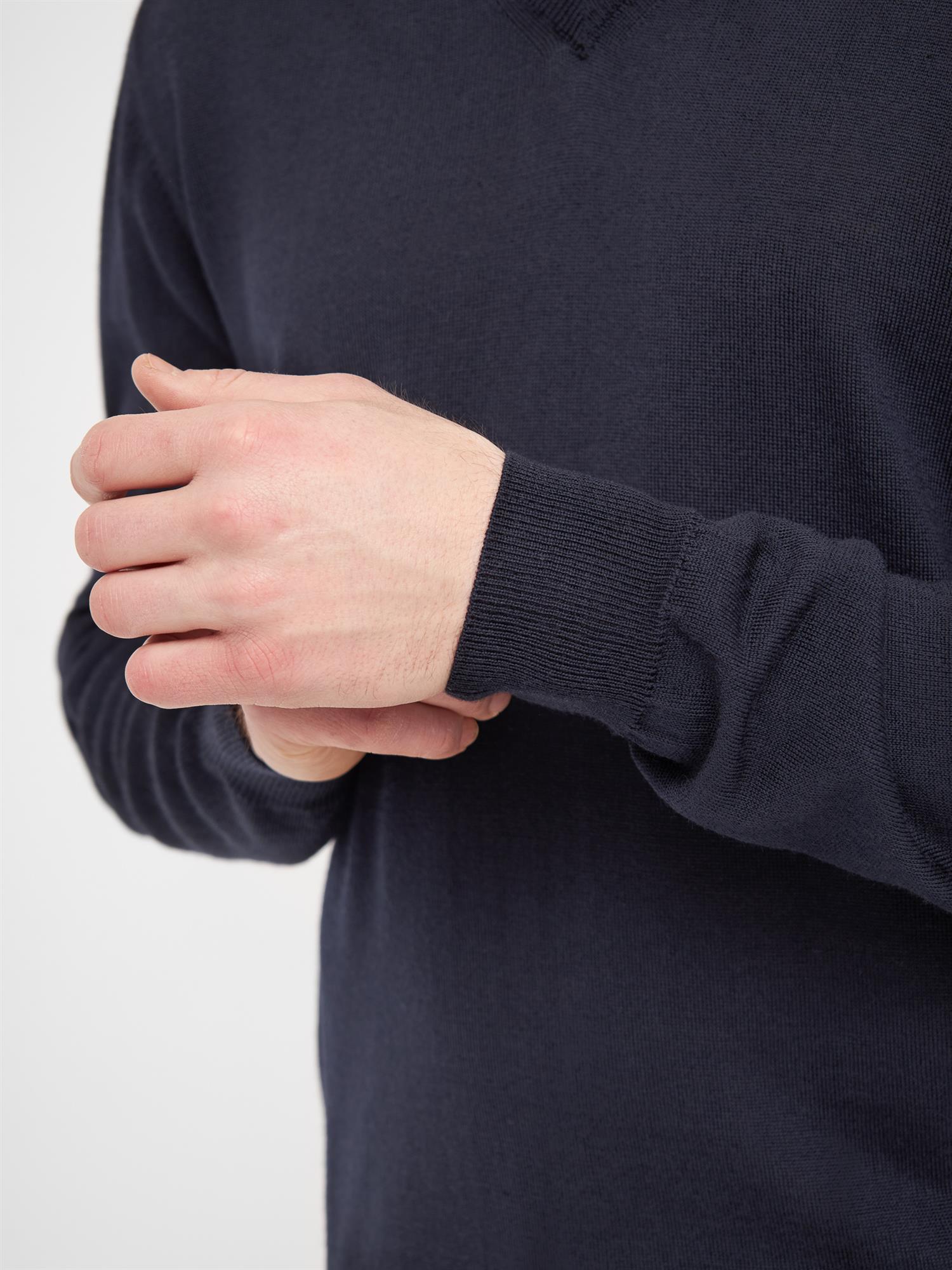 Milan Pullover V Neck